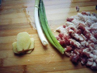 南瓜猪肉豇豆包子,葱姜切末。