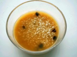 桂花糖藕,3.提前2-3个小时浸泡好糯米，这样可以节省制作的时间，同时让糯米蒸得更软烂


叨叨叨：在浸泡糯米时可以滴2-3滴香油，这样蒸出来的糯米会