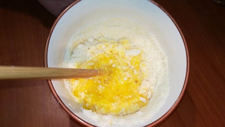 意式培根蛋面Carbonara,加入干奶酪粉后，搅拌均匀！