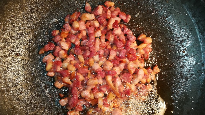 意式培根蛋面Carbonara,小火煎炒，直至肉丁表面变焦，肥肉出油为止！