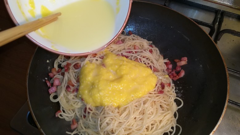 意式培根蛋面Carbonara,迅速加入适量的面条汤，不干锅就可以！
