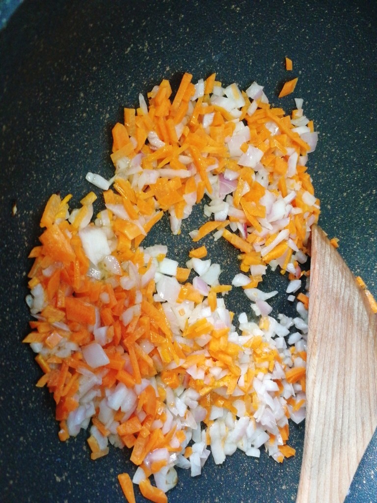 虾仁土豆丸,胡萝卜，洋葱爆香