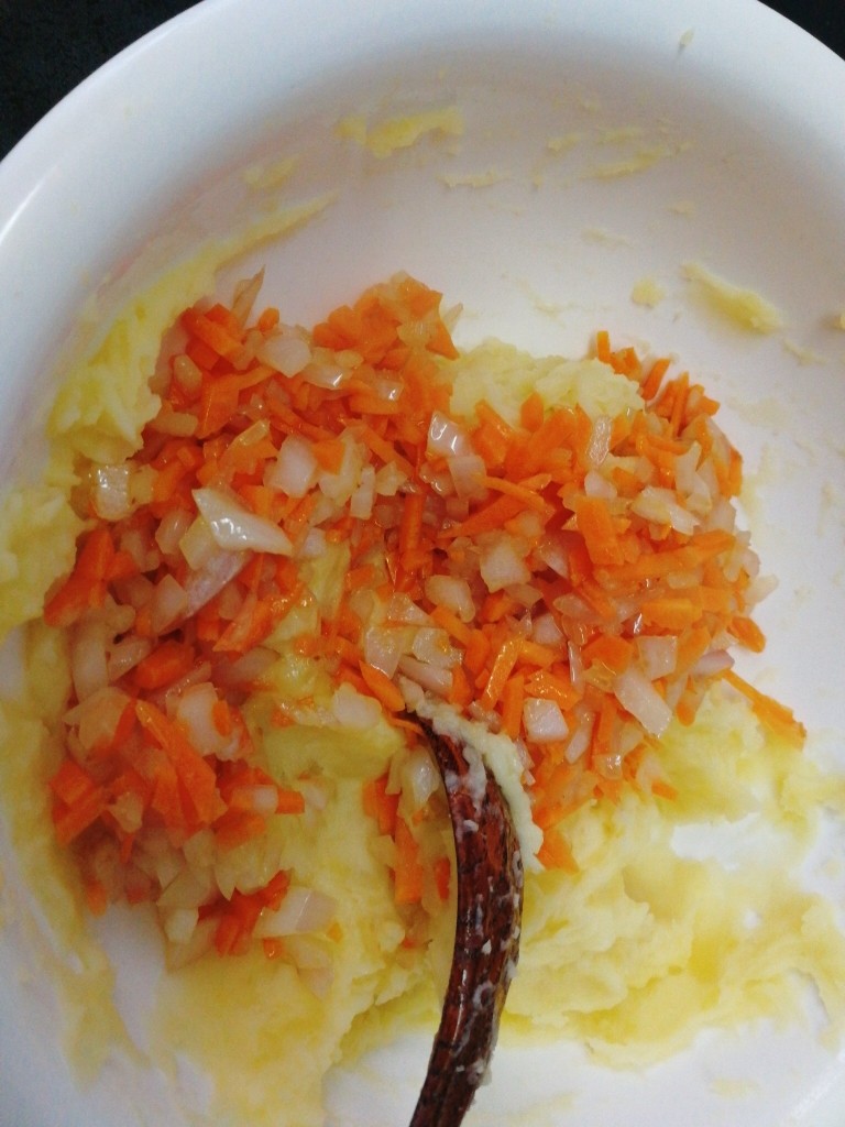 虾仁土豆丸,加入土豆泥混合好后加适量生粉