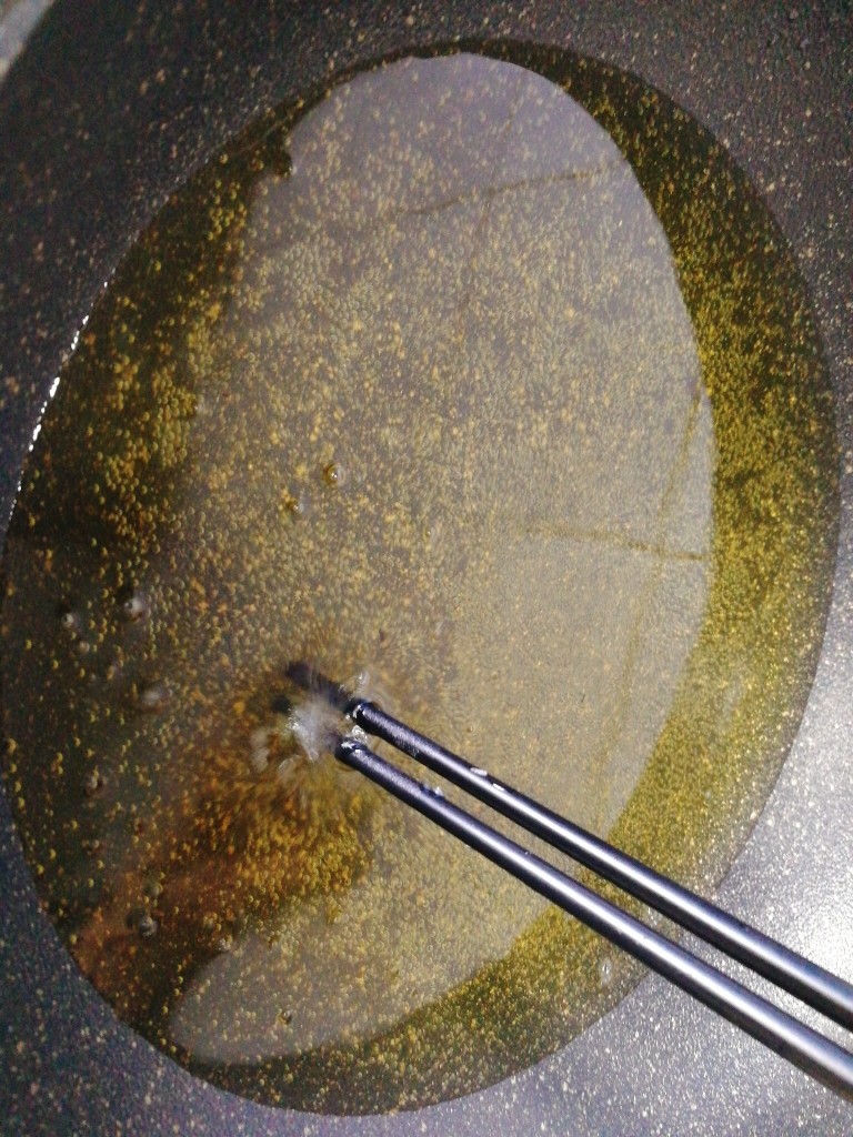 虾仁土豆丸,用筷子来测温，旁边有小气泡就可以了