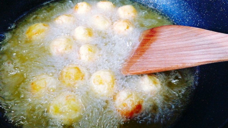 虾仁土豆丸,锅里的油重新加热后再倒入丸子复炸一下下