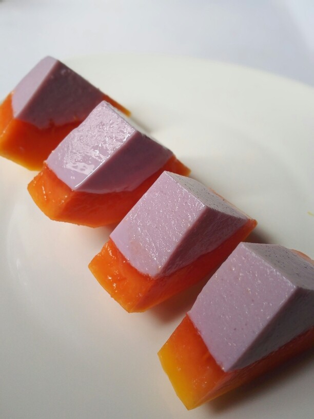 紫薯木瓜冻,放入冰箱冷藏3～4小时左右，内部凝固，拿出去皮，切块即可。