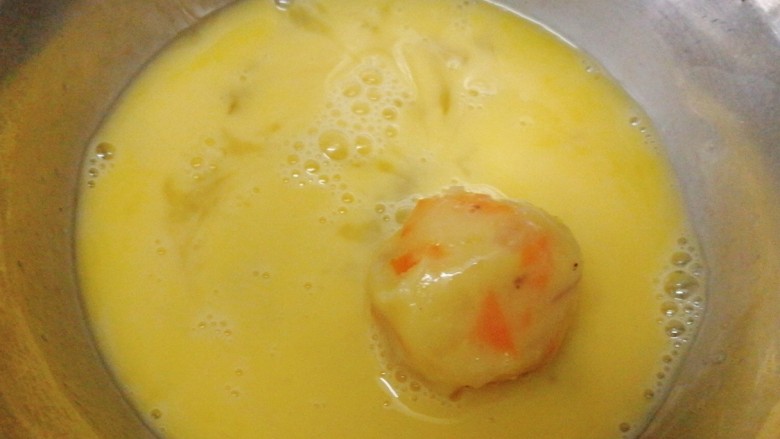 虾仁土豆丸,鸡蛋打散，搓好的丸子先放鸡蛋液里沾下