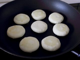 糯米土豆饼,10. 取一煎锅，用厨房纸均匀地抺点油在锅底。将生坯放入，中间要有间隙。以免相互粘连。
