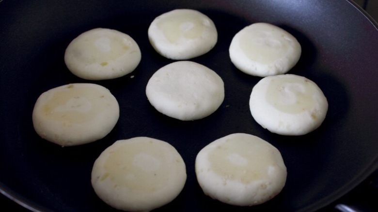 糯米土豆饼,10. 取一煎锅，用厨房纸均匀地抺点油在锅底。将生坯放入，中间要有间隙。以免相互粘连。
