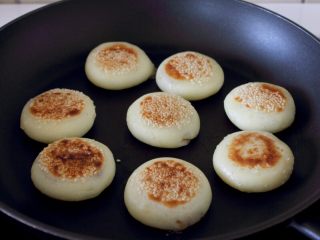 糯米土豆饼,11. 盖锅小火煎至两面金黄，呈透明状即可。注：可以点少量的水，比较容易煎透。