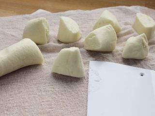 糯米土豆饼,6. 在案上铺一块湿布，将面团揉搓成长条，分割成若干等份。