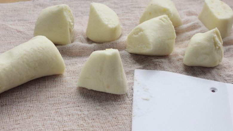 糯米土豆饼,6. 在案上铺一块湿布，将面团揉搓成长条，分割成若干等份。