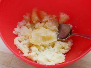 糯米土豆饼,2. 将土豆削皮煮熟压成泥。
