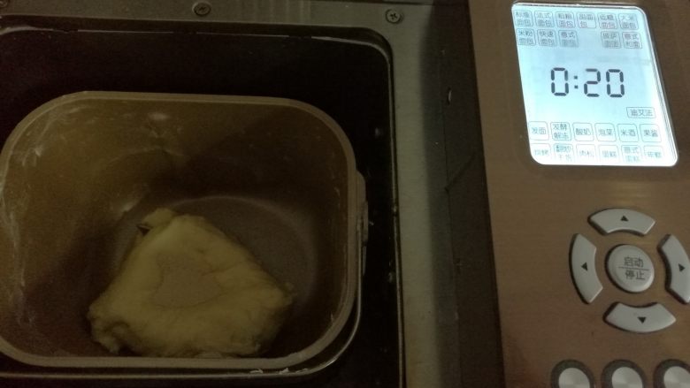 超好吃奶黄餐包,放入酵母。再次启动面包机和面程序20分钟。（夏季气温高，为防止提前发酵，我是后放的酵母）