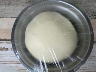 超好吃奶黄餐包,面团发酵到两倍大就可以了。
