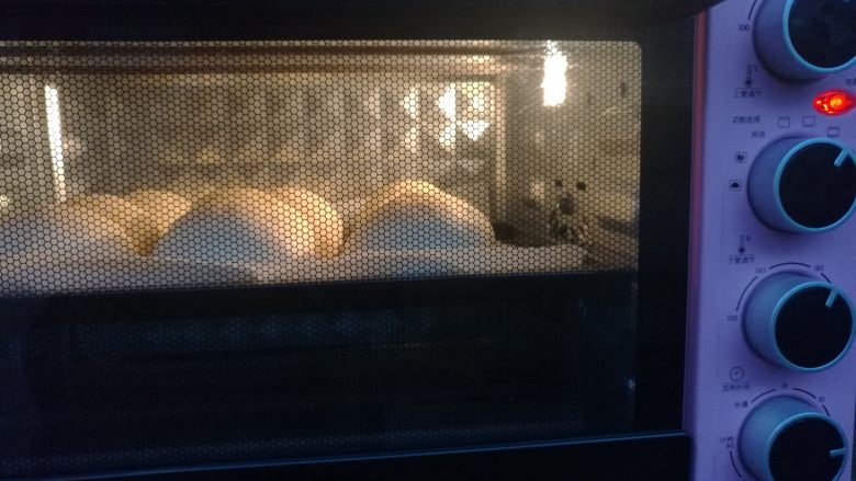 超好吃奶黄餐包,这个时间可以刷点蛋液，撒点芝麻（我家里没有了，所以都没放），送入烤箱上下火180度烘烤18分钟即可，随时观察，避免烤糊。
