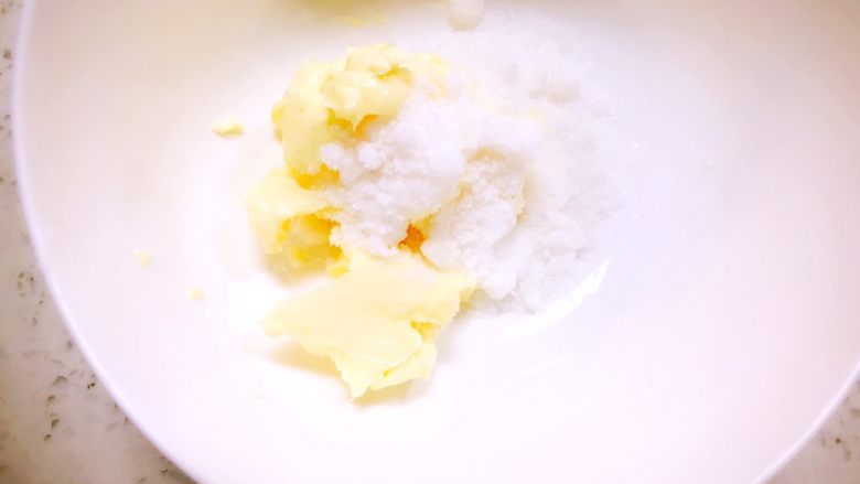 原味曲奇,将室温软化的黄油和糖一起，搅拌均匀