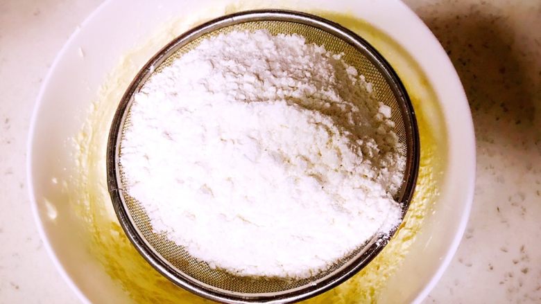 原味曲奇,将低筋面粉过筛筛入黄油中