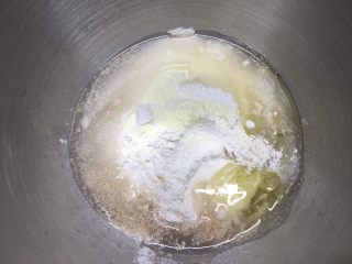 花环汉堡（植物油直接法）,将所有面团材料一次性放入搅拌桶，厨师机揉面20分钟