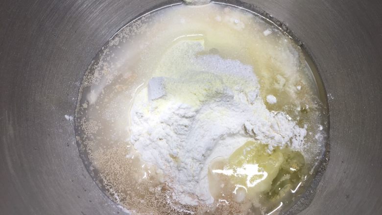 花环汉堡（植物油直接法）,将所有面团材料一次性放入搅拌桶，厨师机揉面20分钟