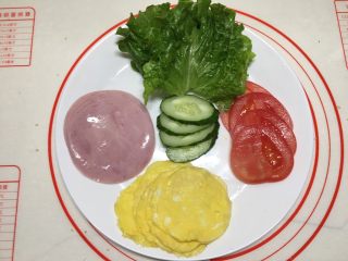 花环汉堡（植物油直接法）,准备好生菜、黄瓜、西红柿、鸡蛋皮、火腿片