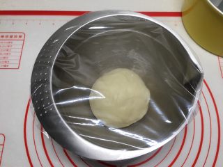 花环汉堡（植物油直接法）,盖上保鲜膜发酵，注意控制面团温度在28度以下