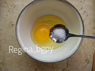 红薯吐司卷,在碗里打一颗鸡蛋，撒一点点盐