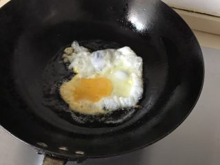 炒米线,先在锅中倒入少量的油，带热锅后，将鸡蛋下锅煎，一面像图中这样就可以盛到碗里先