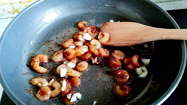 满园春色之素烧椰菜虾球,放入腌制好的虾仁翻炒1-2分钟