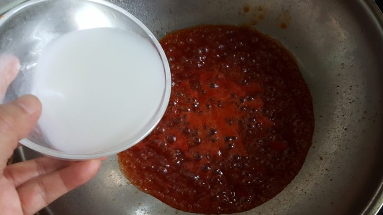 糖醋牛肉里脊,当糖醋汁煮到冒有大而密集的泡泡出现时，调入适量的水淀粉。