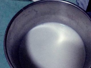 奶酪酸奶慕斯,加入牛奶、吉利丁粉搅拌，牛奶热了就好，取出凉凉，加入酸奶搅拌均匀