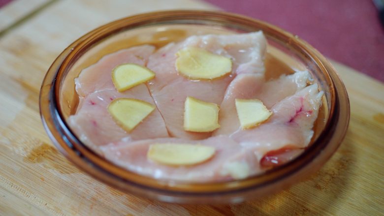 香辣秋葵手撕鸡,这样泡在料酒中，可以用生姜片涂抹肉，再放10-15分钟，等水烧开，可下锅煮