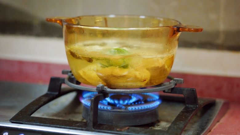 香辣秋葵手撕鸡,鸡肉放入沸水中，煮一会，等水沸腾