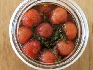 西红柿和梅子的相遇,把酱汁加进西红柿里面，撒入紫苏就可以吃了。如果放进冰箱冷藏2个小时，味道又是一个变化哦！