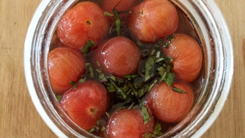 西红柿和梅子的相遇,把酱汁加进西红柿里面，撒入紫苏就可以吃了。如果放进冰箱冷藏2个小时，味道又是一个变化哦！