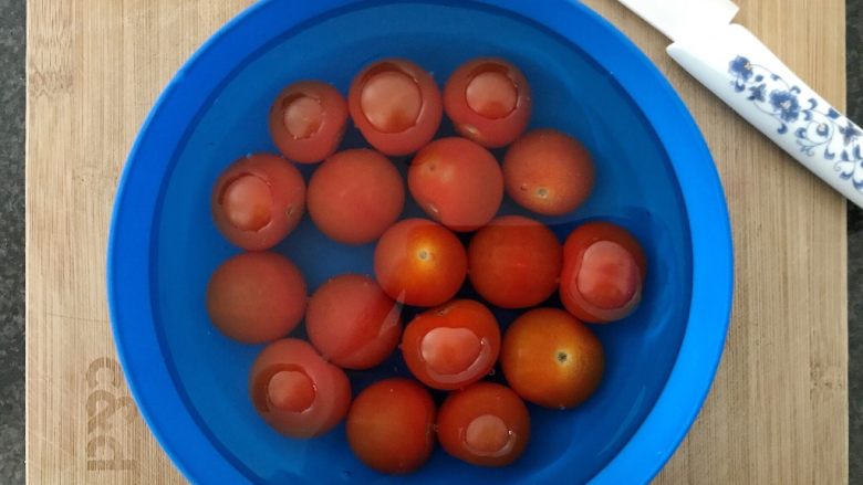 西红柿和梅子的相遇,首先我们将小西红柿浸泡在水中，