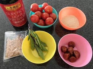 西红柿和梅子的相遇,装备食材：小西红柿+梅子+紫苏+糖+柴鱼片+酱油