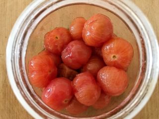 西红柿和梅子的相遇,接下来，我们把刚才剥好的小番茄装入罐子中（盘子或者碗都可以），