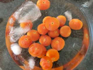 西红柿和梅子的相遇,倒进装有冰水的碗里，