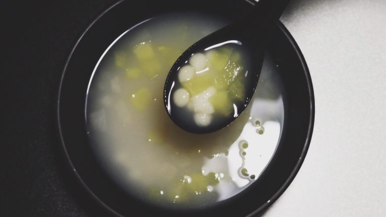 清热去燥—水果圆子汤,来一张俯拍，晶莹剔透，甜甜的，很开胃