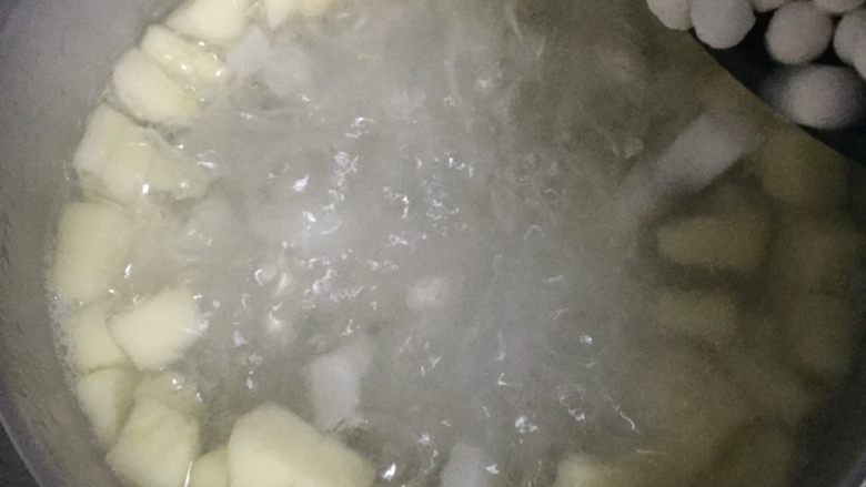 清热去燥—水果圆子汤,水果煮至口感变软，开盖，加入小圆子