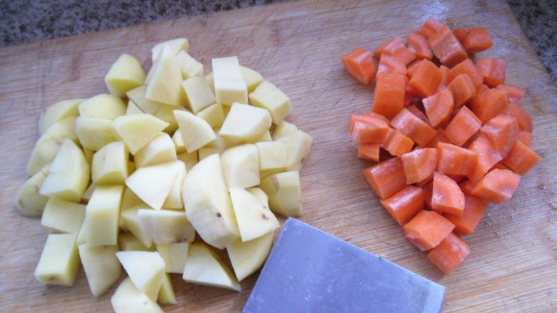 红油三丁, 把土豆和胡萝卜去皮洗净切丁 