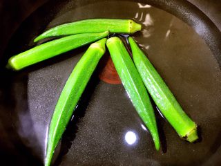 健康杂粮寿司,提升本寿司主要颜值的秋葵等水开后烫约半分钟捞出。
