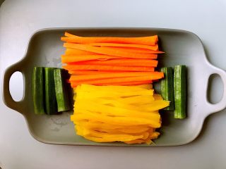 健康杂粮寿司,秋葵切掉两头，胡萝卜，酸萝卜切成细条待用。