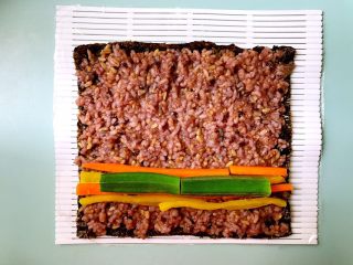 健康杂粮寿司,按图这样铺上酸萝卜条，胡萝卜条和秋葵。