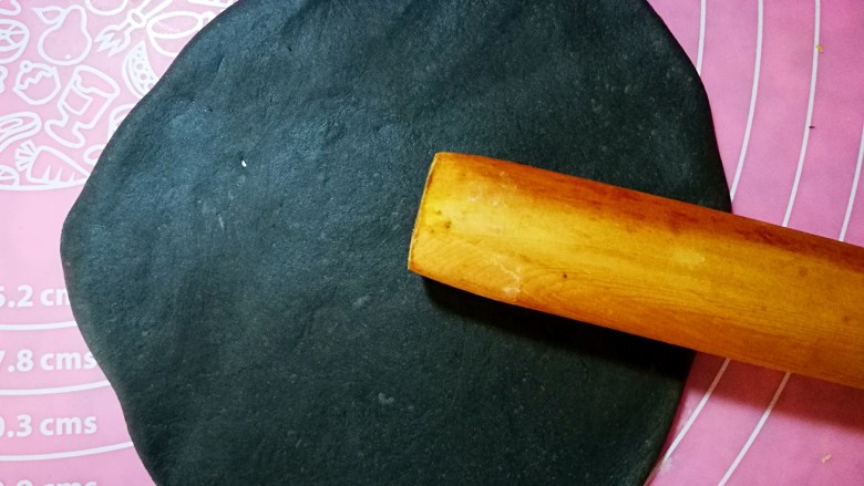 竹炭枸杞约克面包,再取一个竹炭面团，擀成大圆形。