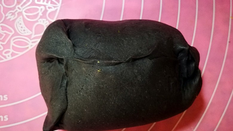 竹炭枸杞约克面包,收口捏紧，两个面团贴合好，不要包进空气去。