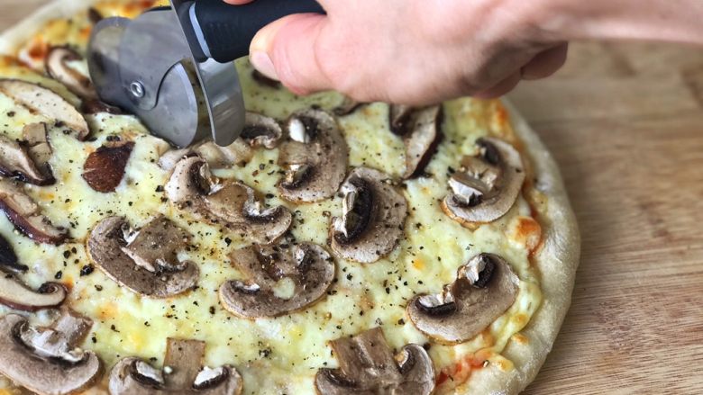 蘑菇披薩,切開