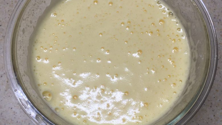 斑斓蜜豆玛芬,用打蛋器高速打发至糖融化。