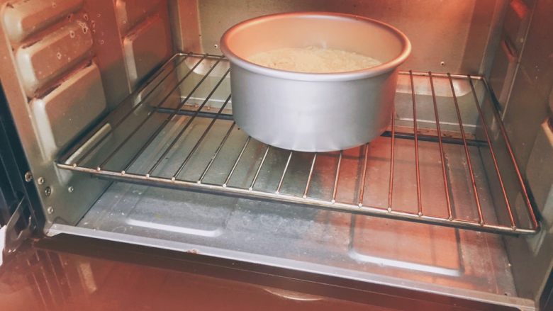 香葱味增戚风,烤箱预热170度后放入底层